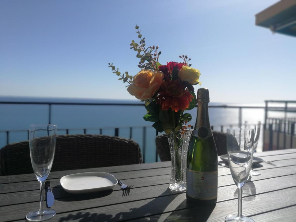 Olimpo - Beachfront Newly Renovated Huoneisto